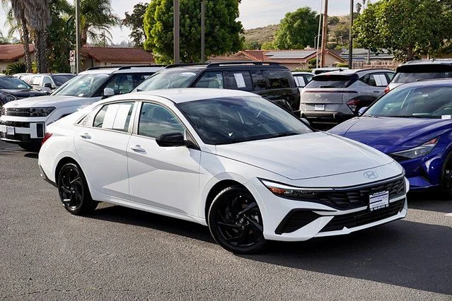 Used 2026 White Hyundai SEL Sport image 2