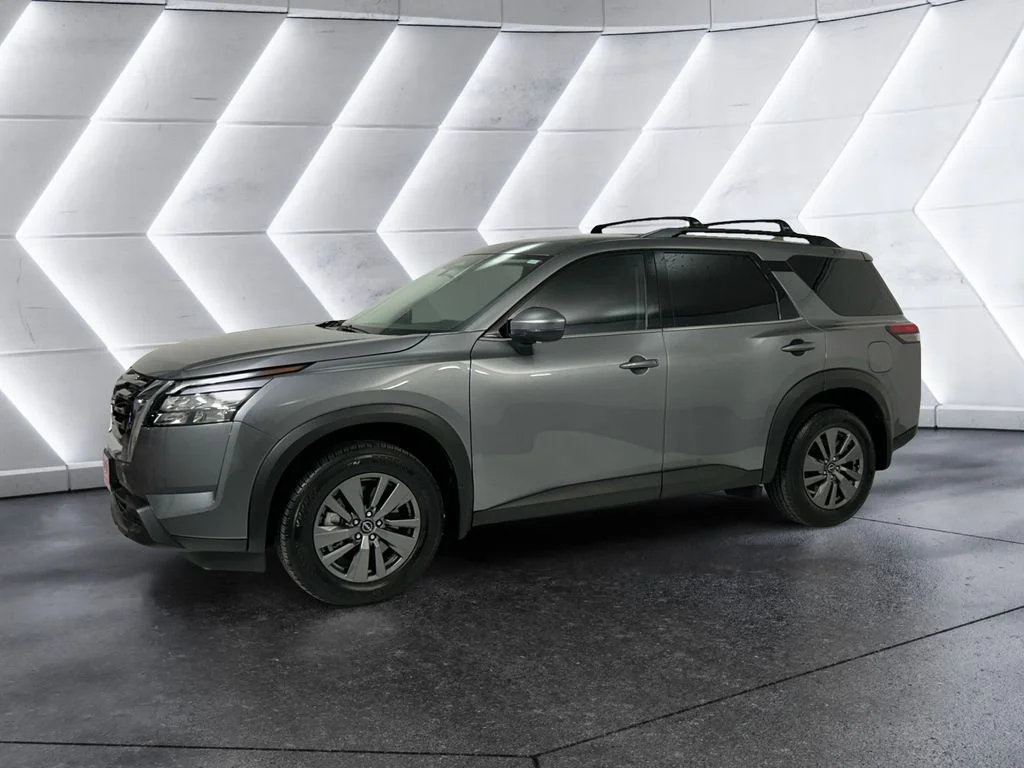 Used 2025 Gray Nissan SV image 3