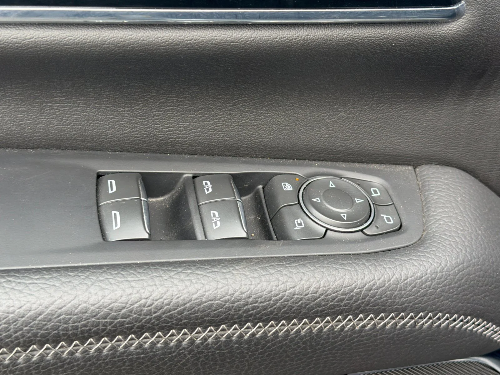 Used 2025 Sterling Metallic GMC Denali image 11
