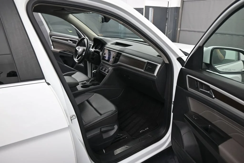 Used 2021 White Volkswagen 3.6L V6 SE w/Technology image 45