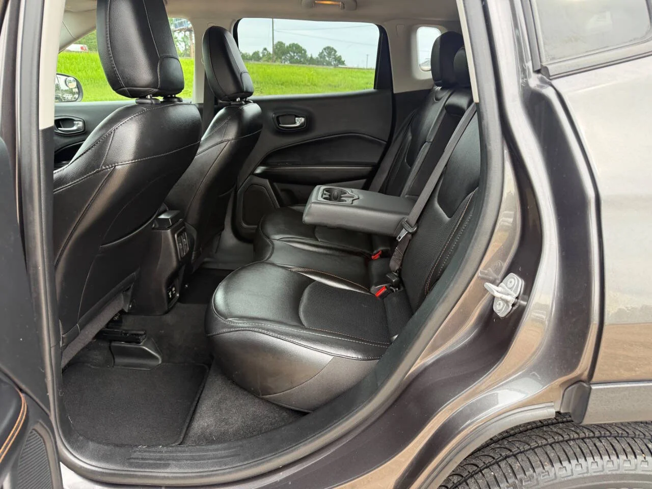 Used 2019 Charcoal Jeep Limited 4x4 4dr SUV image 10
