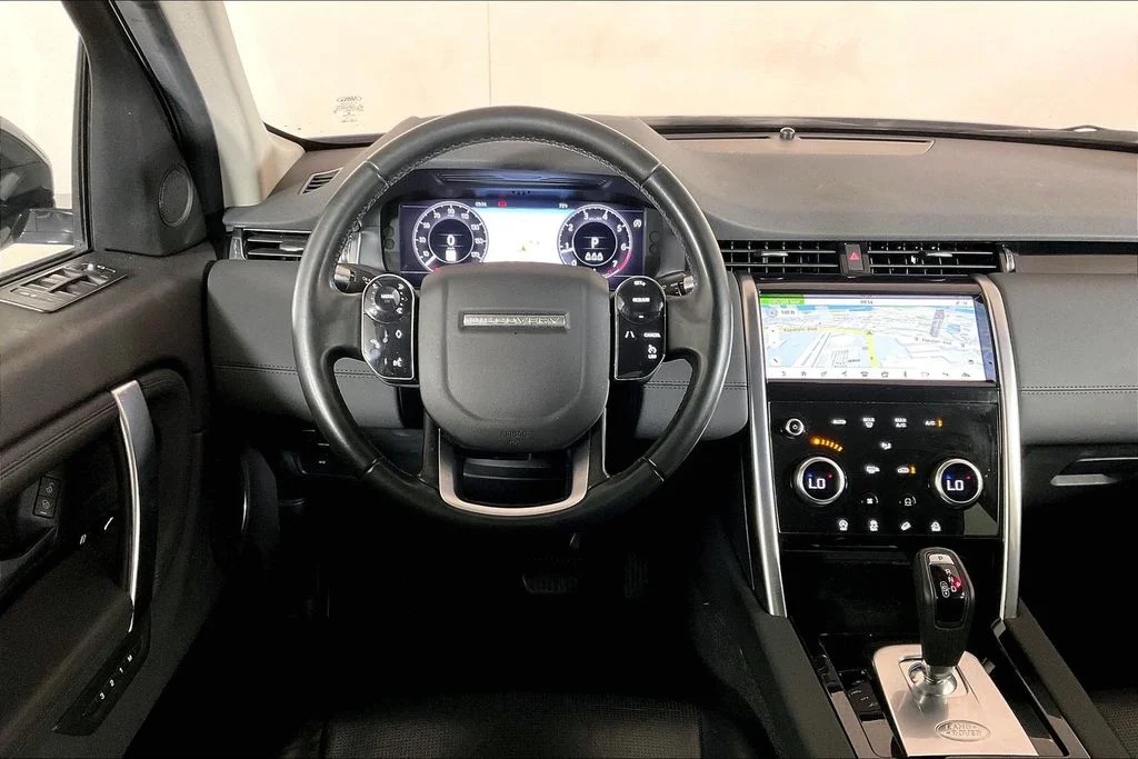 Used 2020  Land Rover SE image 4