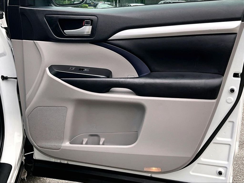 Used 2019 White Toyota XLE image 12