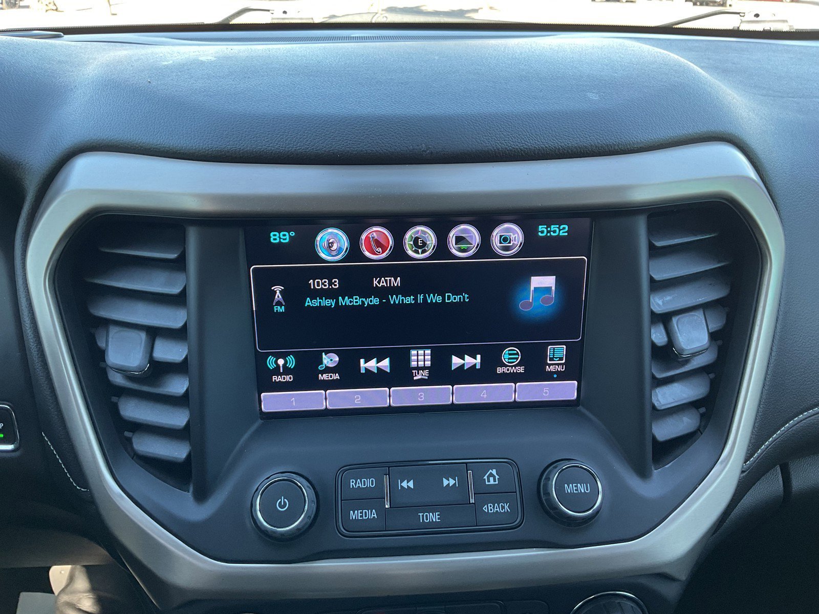 Used 2017 White Frost Tricoat GMC Denali image 22