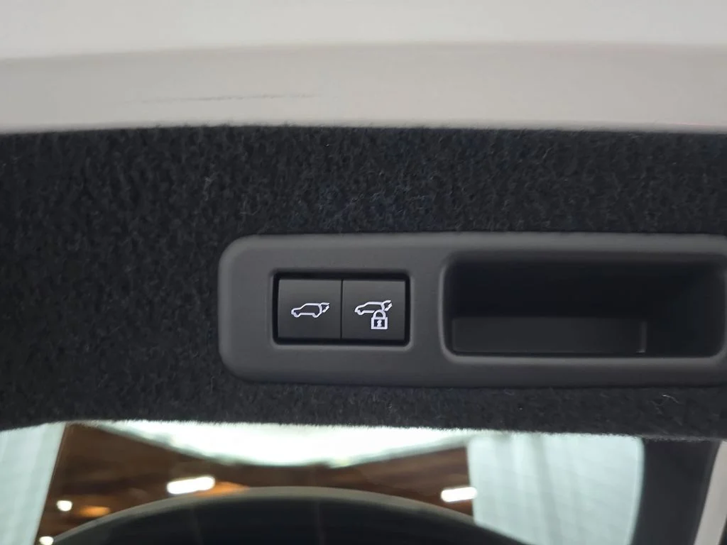 Used 2022 White Lexus 450h image 16