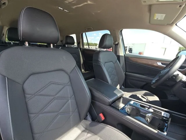 Used 2024  Volkswagen 2.0T SE w/Technology image 24