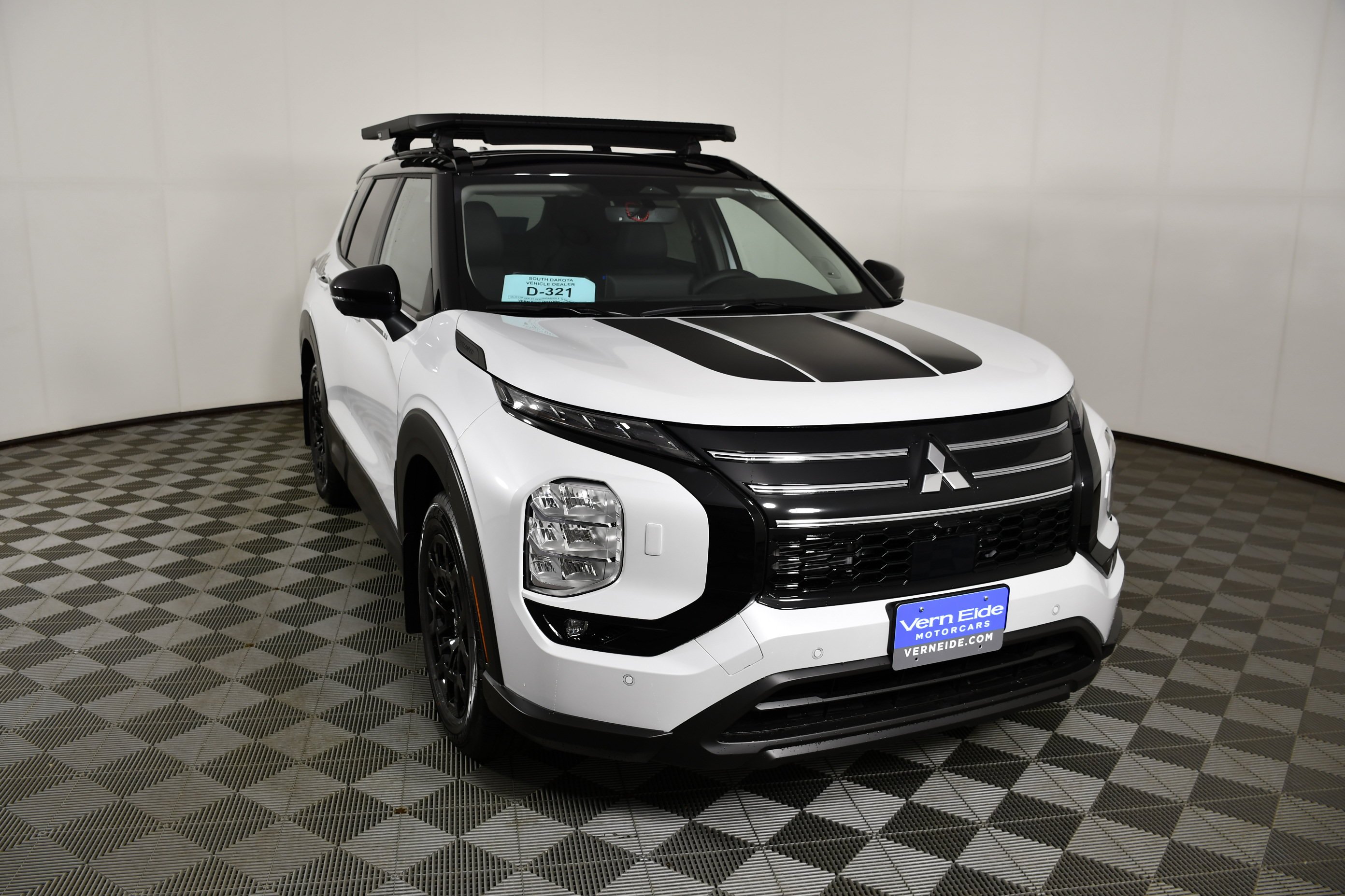 New 2026 White Diamond/Black Roof Mitsubishi Trail Edition image 3