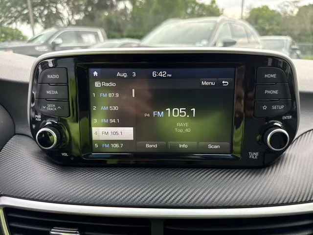 Used 2020 White Hyundai SE image 25