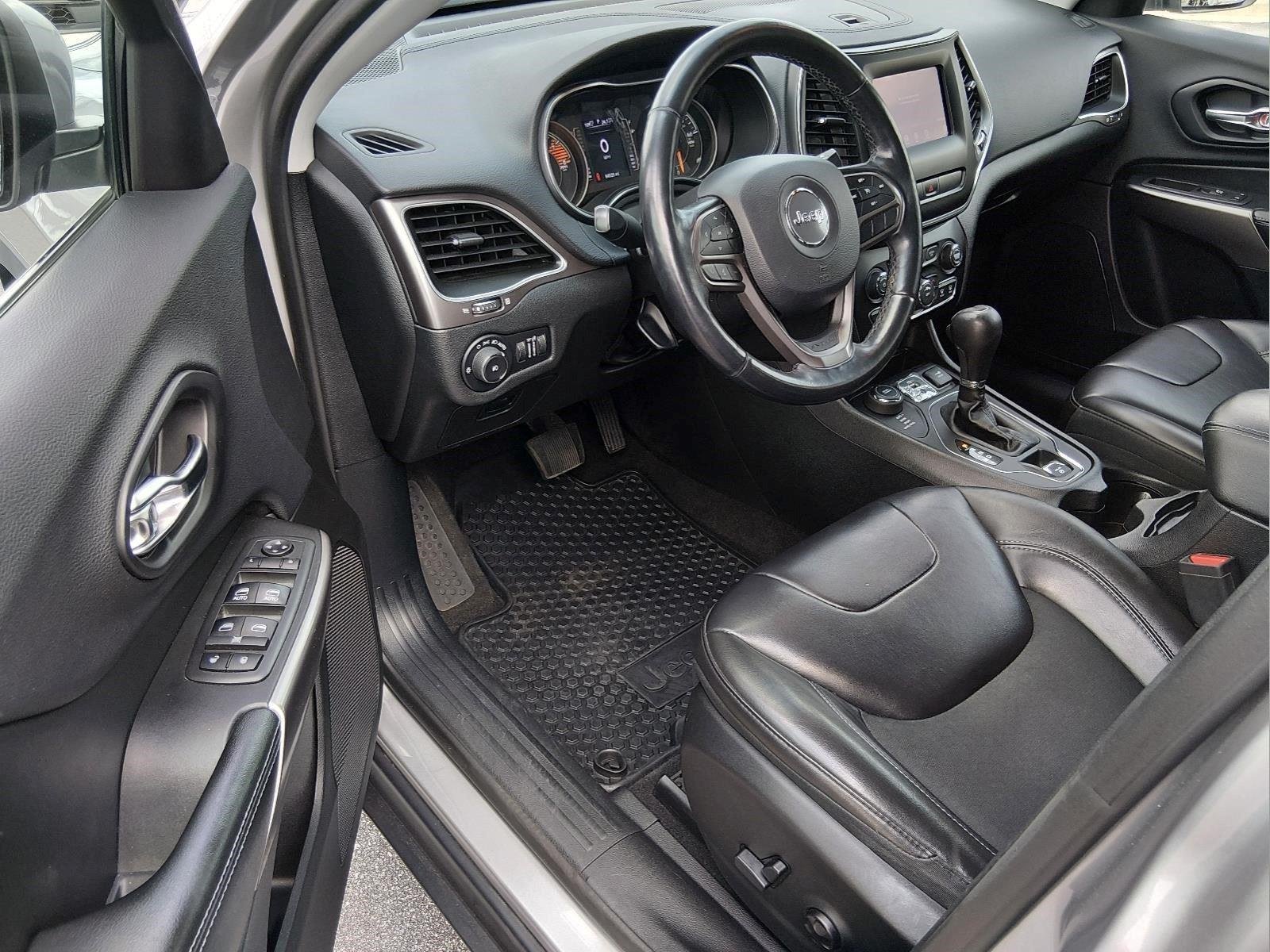 Used 2019 Granite Crystal Metallic Clearcoat Jeep Latitude Plus image 19