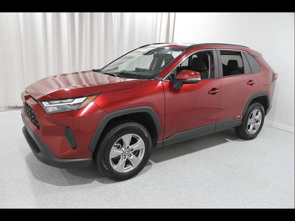 Used 2025 Ruby Flare Pearl Toyota XLE image 3