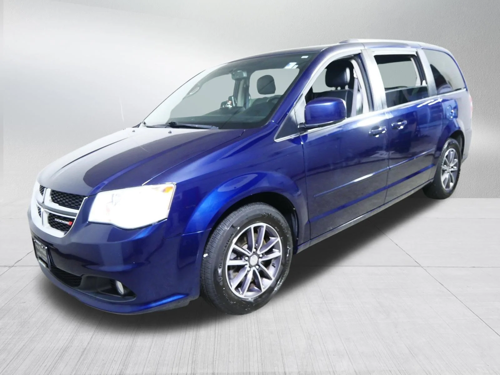 Used 2017 Contusion Blue Pearlcoat Dodge SXT image 3