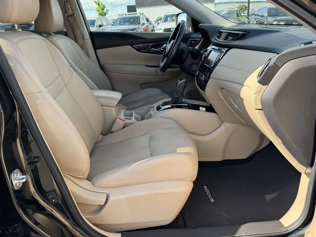 Used 2018 Green Nissan SL image 16