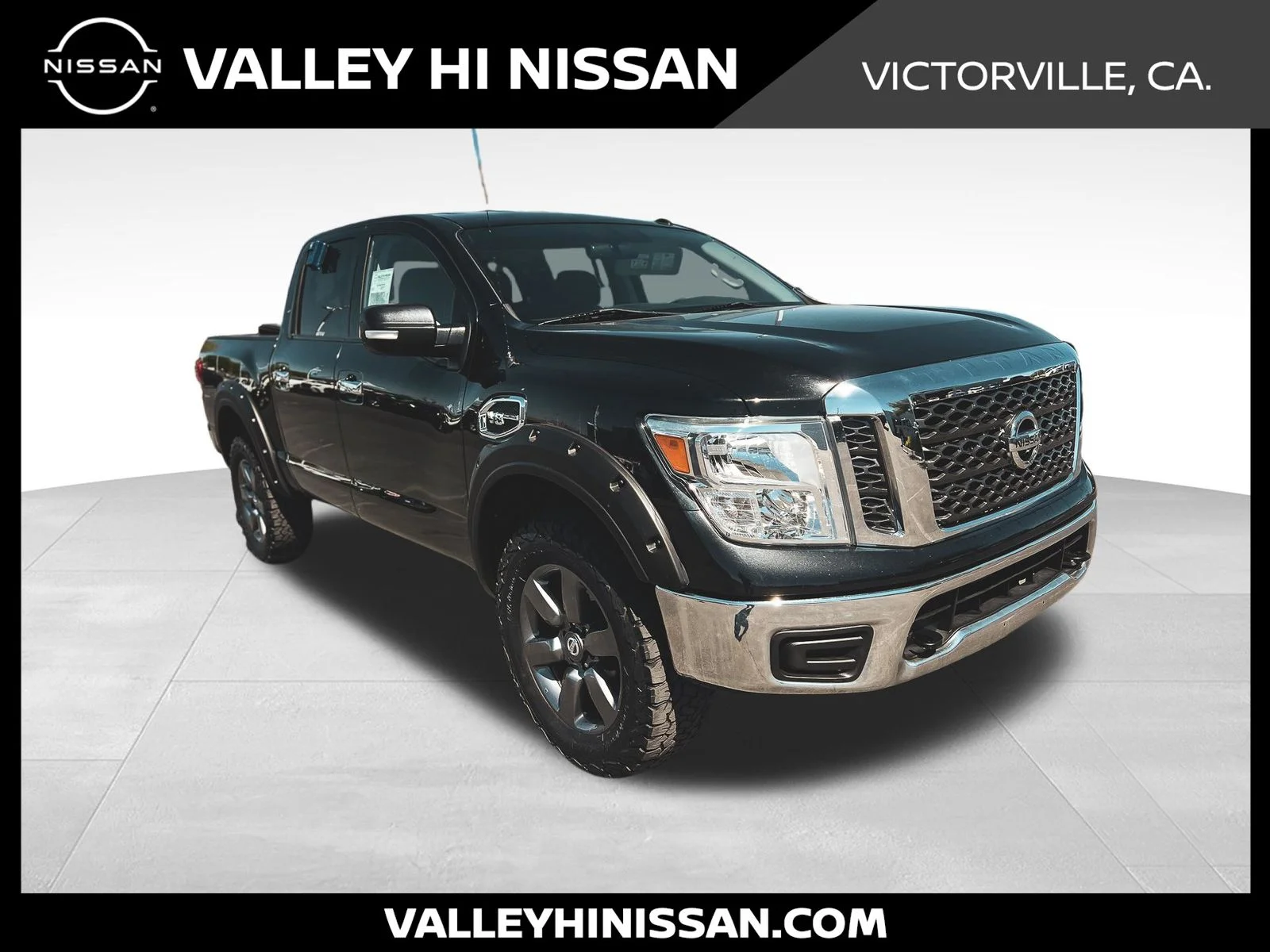 2017 Nissan Titan SV 4X4 Crew Cab's photo