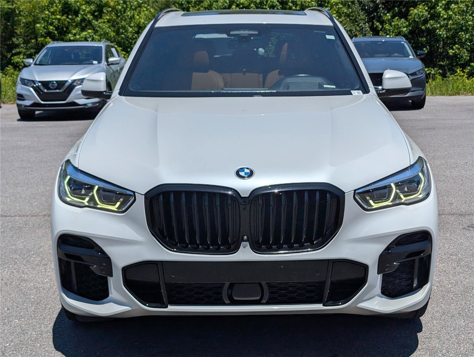 Used 2022 Mineral White Metallic BMW xDrive40i image 2