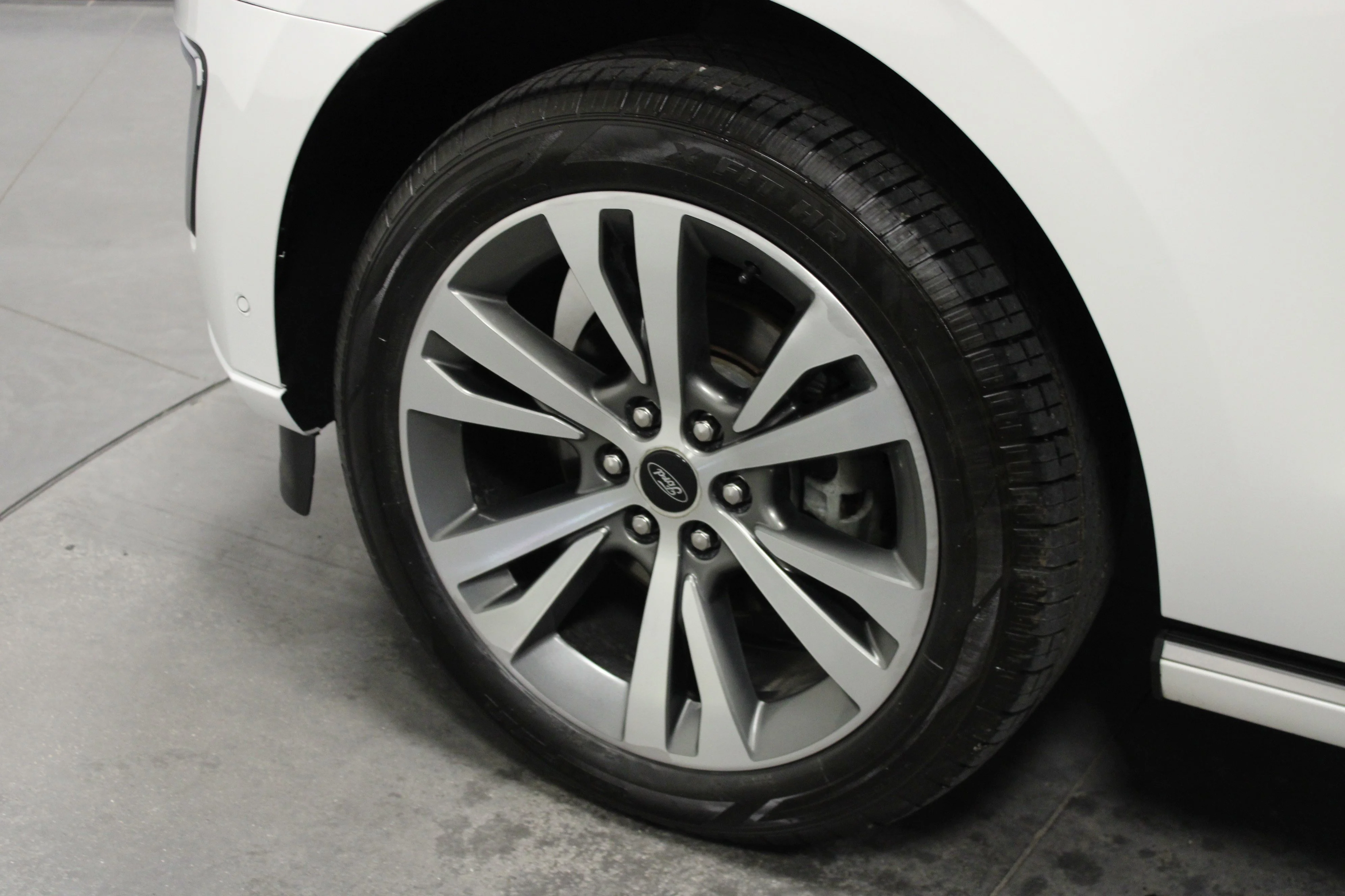 Used 2020 White Metallic Ford Platinum image 10