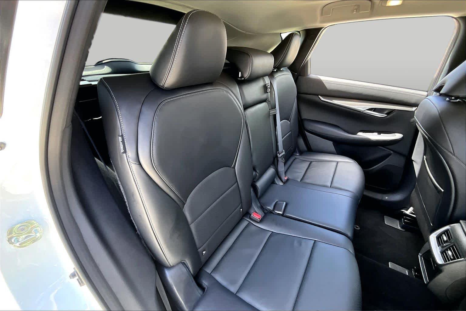 Used 2025 Radiant White INFINITI LUXE image 19