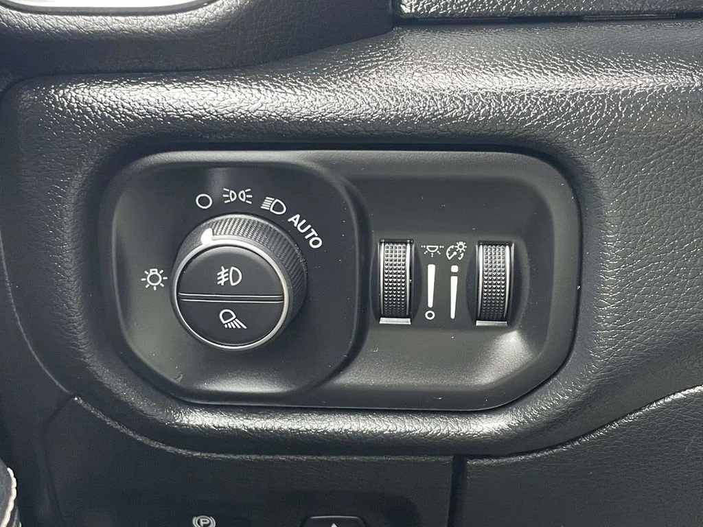 Used 2021 Silver Ram Laramie image 28