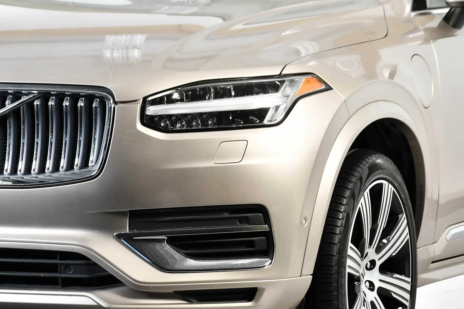Used 2025 Bright Dusk Metallic Volvo Ultra image 10