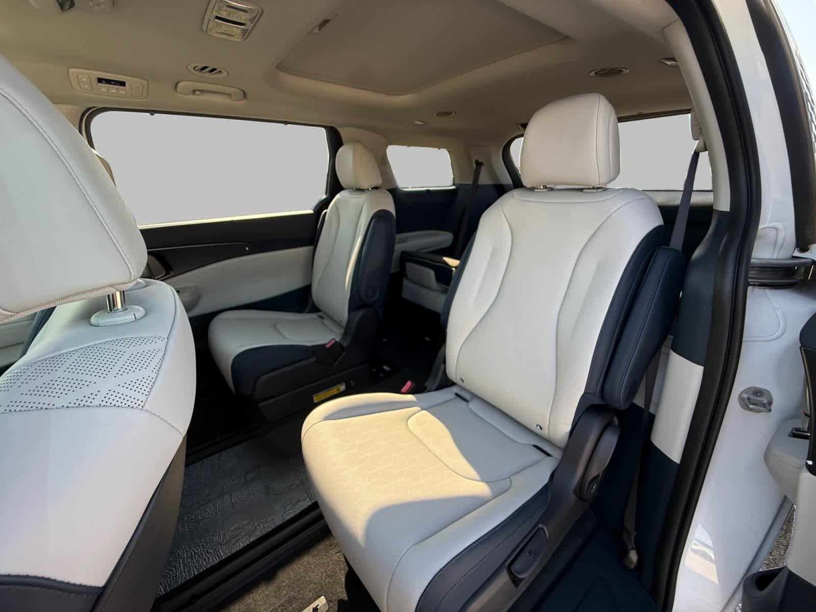 New 2027 Snow White Pearl Kia SX image 22