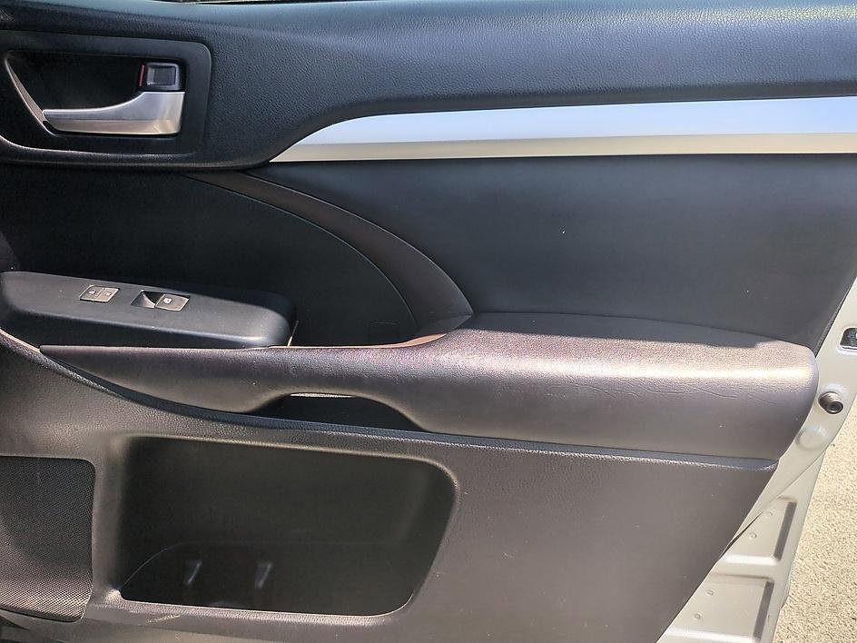 Used 2019 Celestial Silver Metallic Toyota XLE image 32