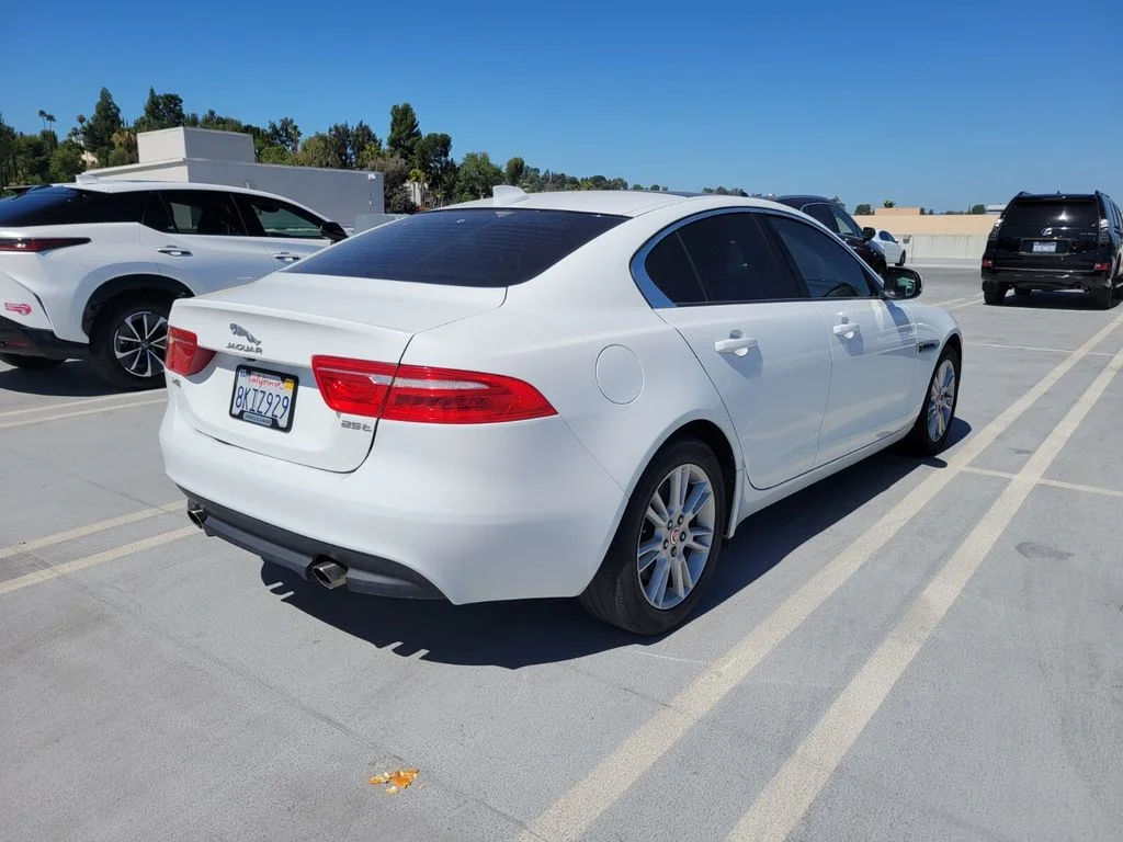Used 2018 White Jaguar 25t Premium image 4