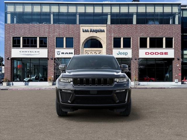New 2026 Diamond Black Crystal Pearl-Coat Exterior Paint Jeep Limited image 32