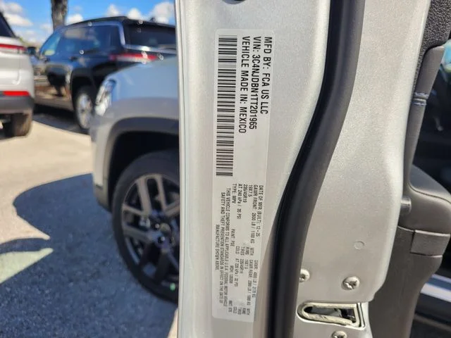 New 2026 Silver Zynith Metallic Clear-Coat Exterior Paint Jeep Latitude image 20