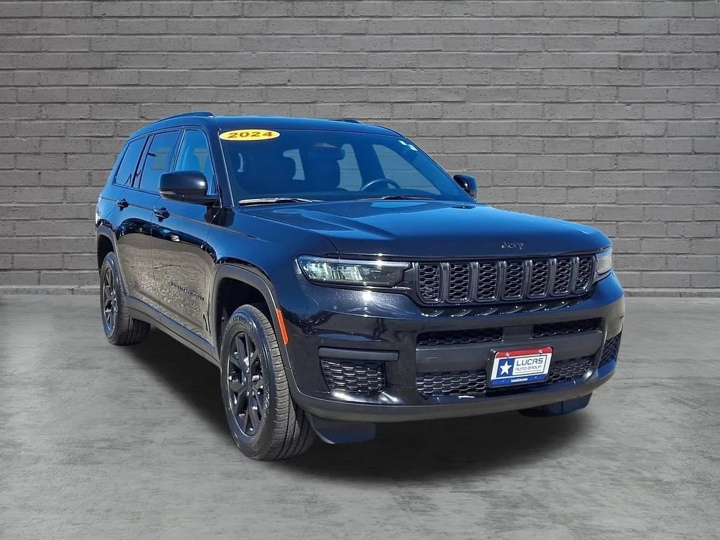 Used 2024 Diamond Black Crystal Pearlcoat Jeep Altitude image 2