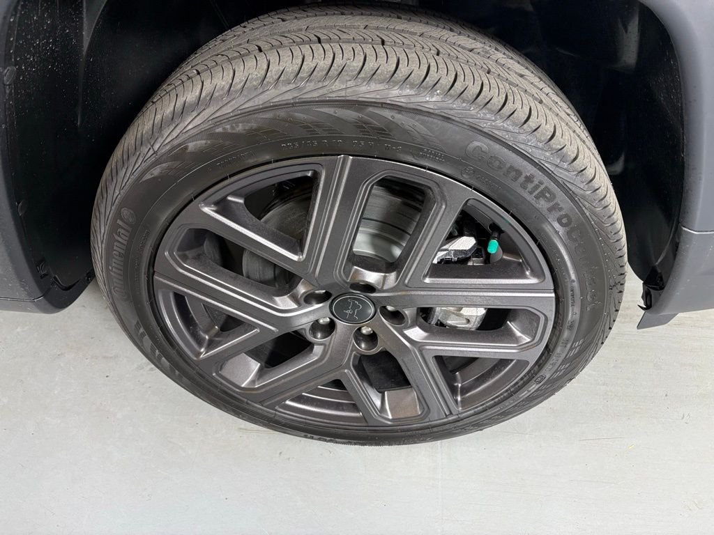 New 2026 Silver Zynith Metallic Clearcoat Jeep Latitude image 10