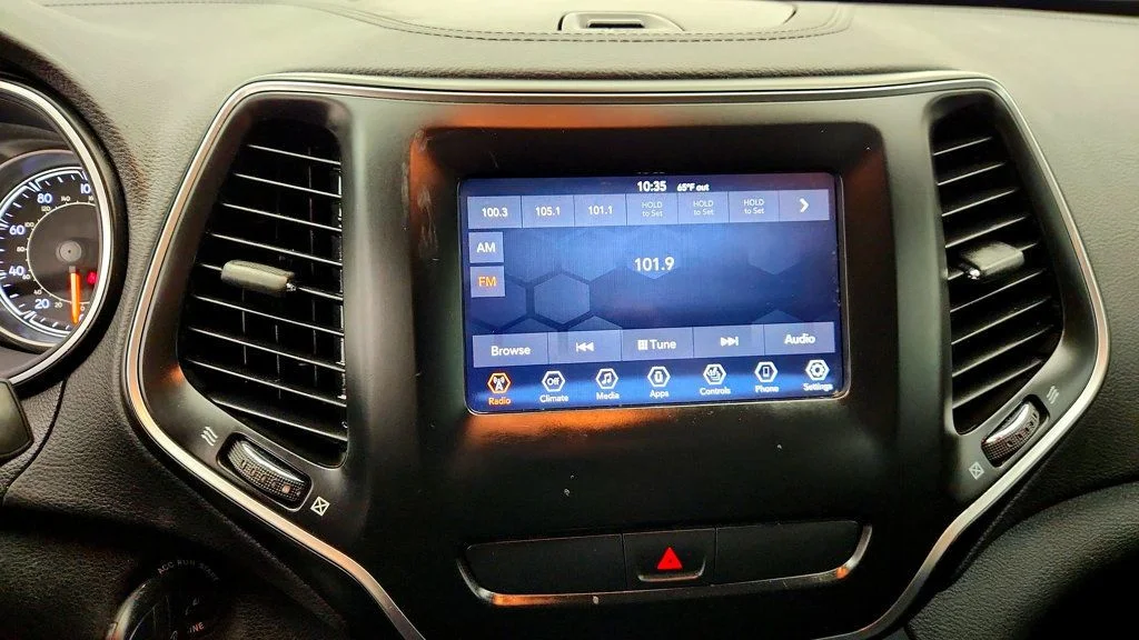 Used 2019 Bright White Clearcoat Jeep Latitude FWD image 18