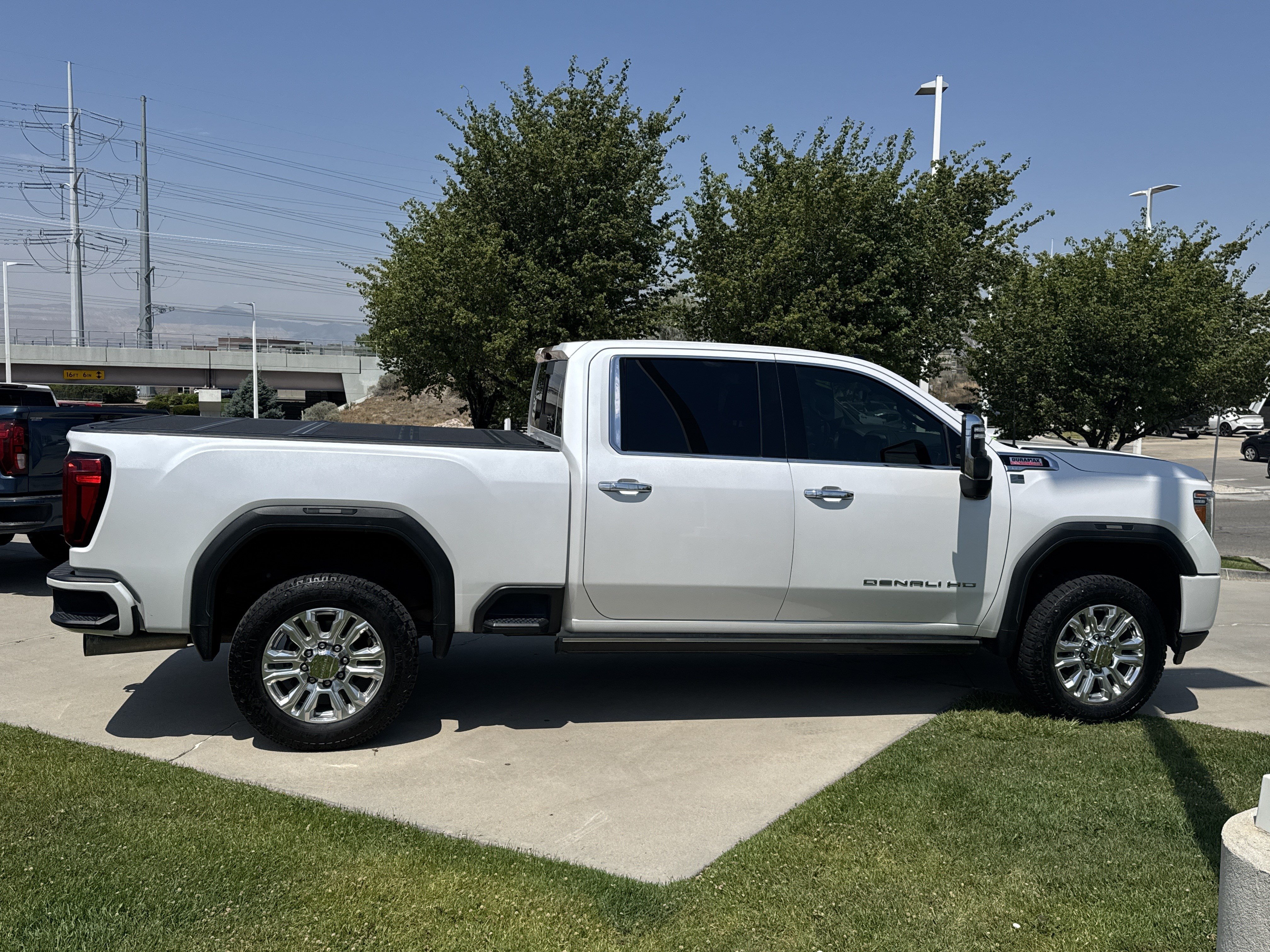 Used 2021 WHITE FROST TRICOAT GMC Denali image 6