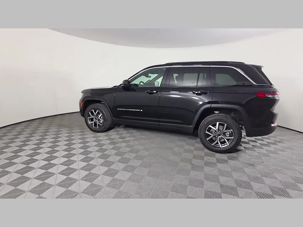 New 2027 High-Gloss Black Paint Jeep Laredo image 31