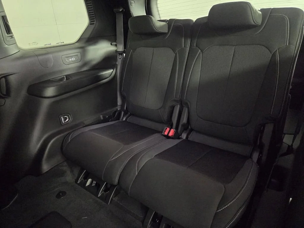 New 2026 Bright White Clear-Coat Exterior Paint Jeep Laredo X image 17