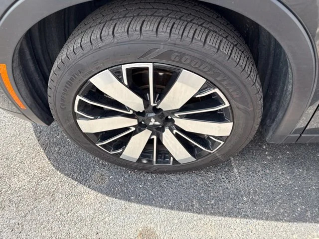 Used 2025  Mitsubishi SE image 7
