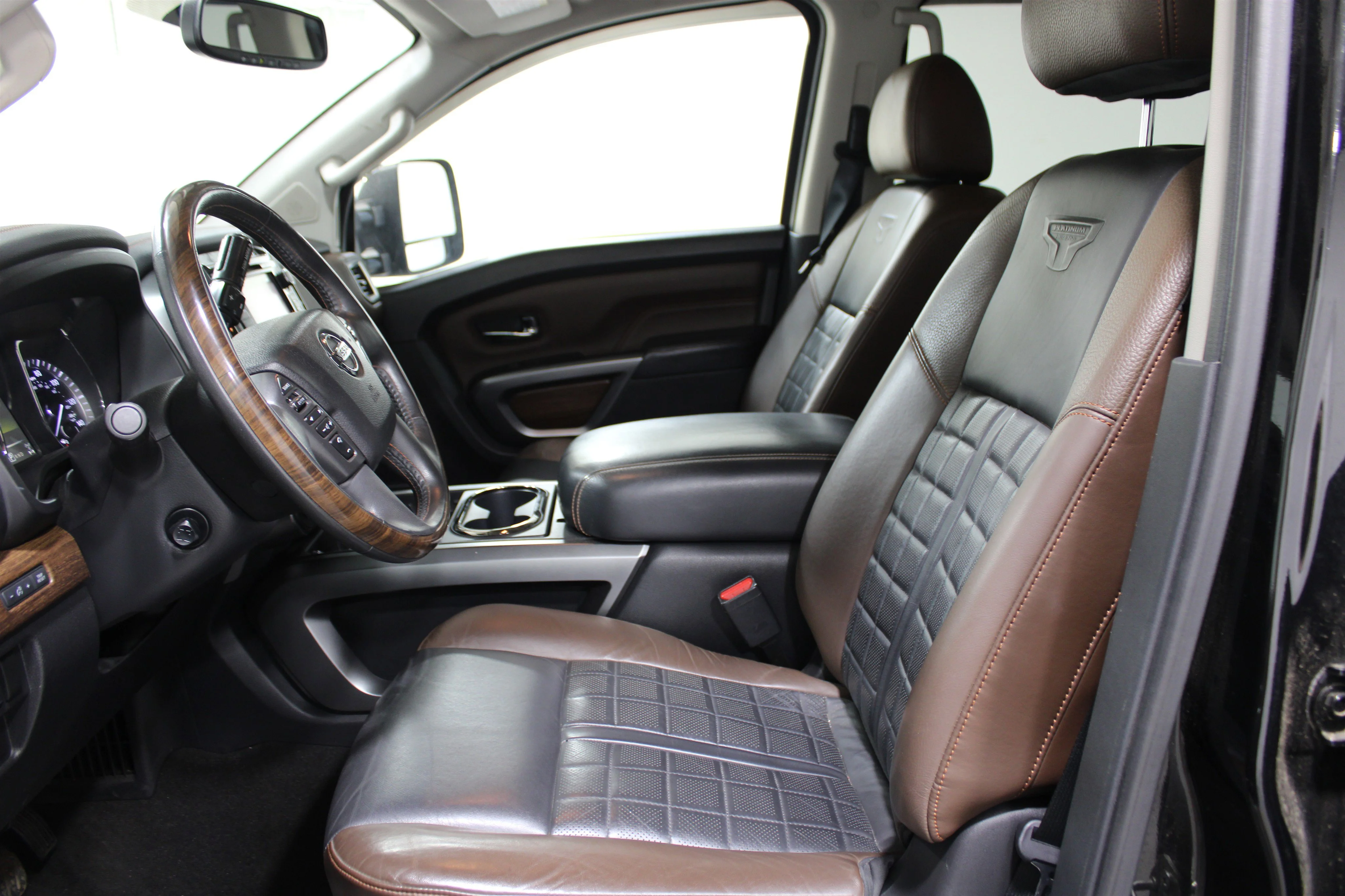 Used 2016 Magnetic Black Nissan Platinum Reserve image 3