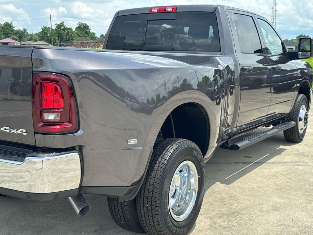 New 2026 Granite Crystal Metallic Clear-Coat Exterior Paint RAM Tradesman image 18