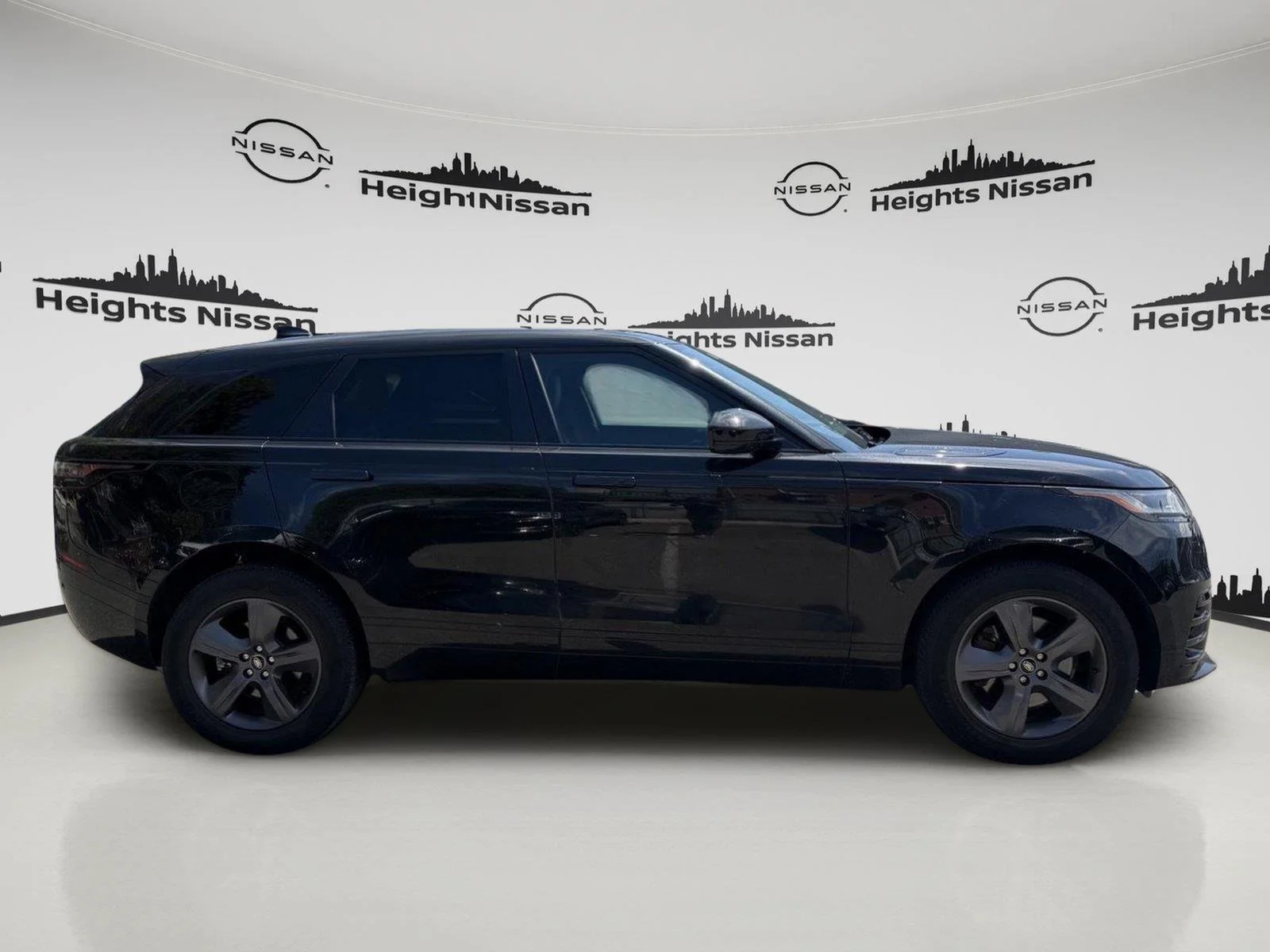 Used 2025 Hakuba Silver Metallic Land Rover Dynamic SE image 5