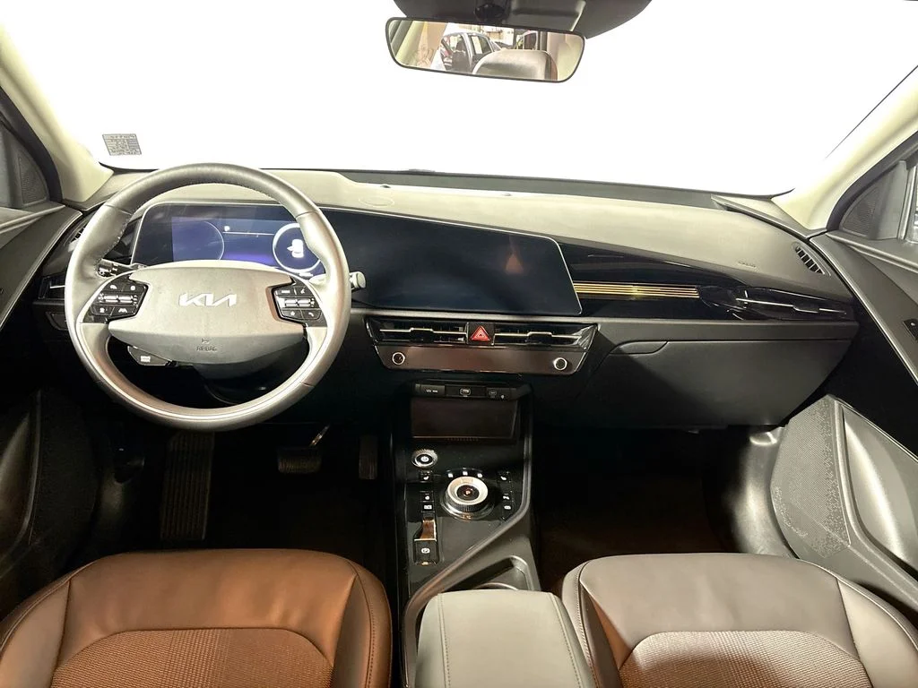 Used 2023 Gray Kia Wind image 12