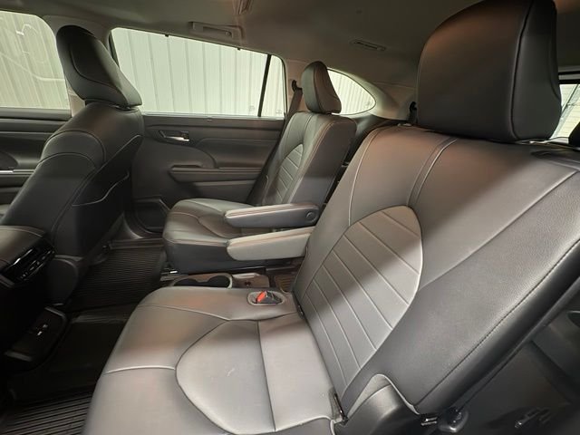 Used 2020 White Toyota XLE image 12