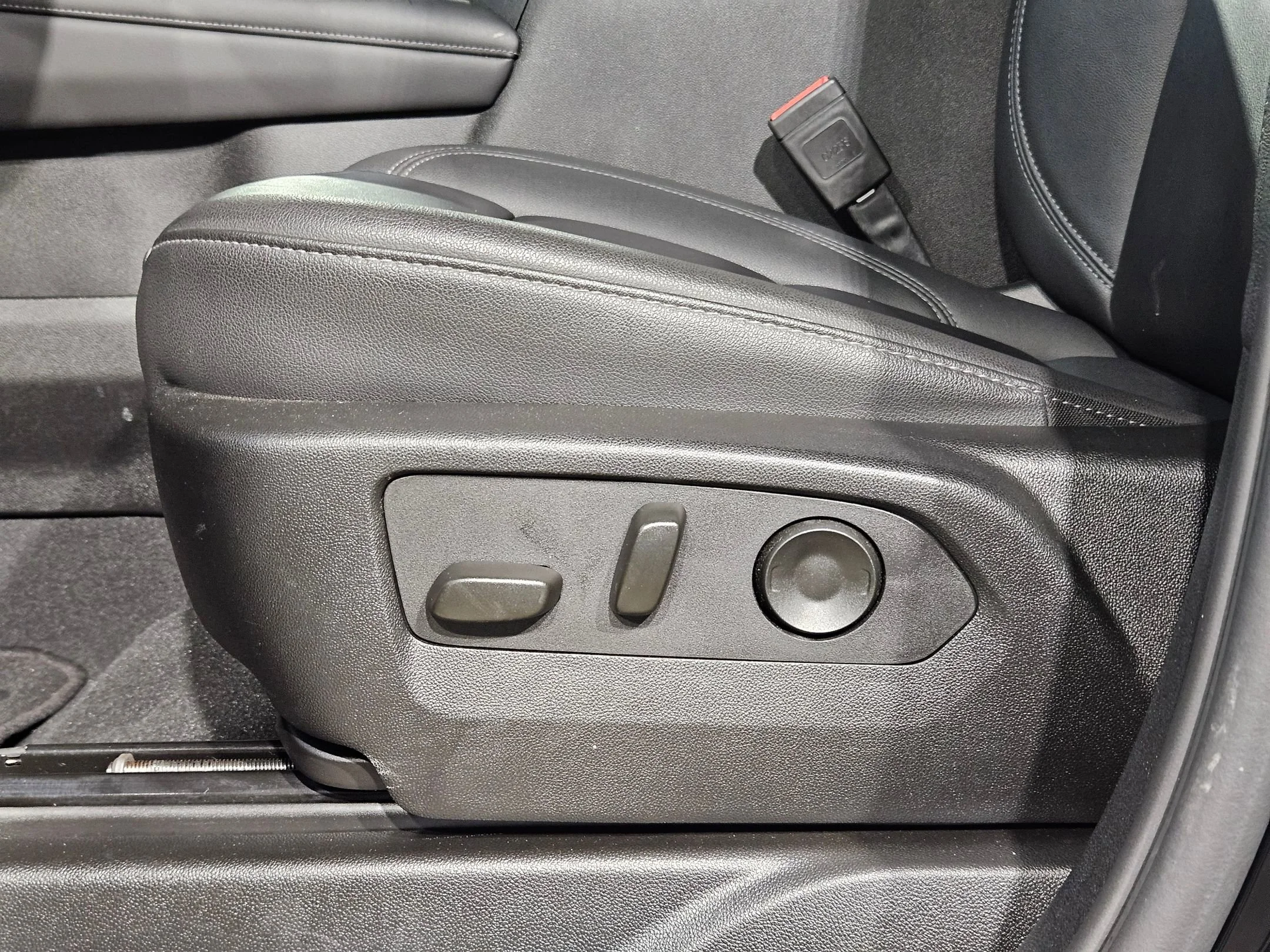 Used 2025 Black Chevrolet Z71 image 23