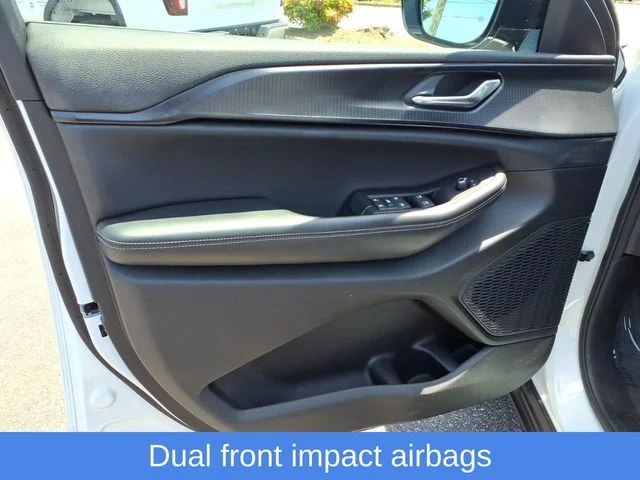 Used 2025 White Jeep Altitude image 19