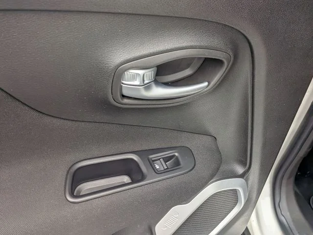 Used 2019 White Jeep Latitude image 26