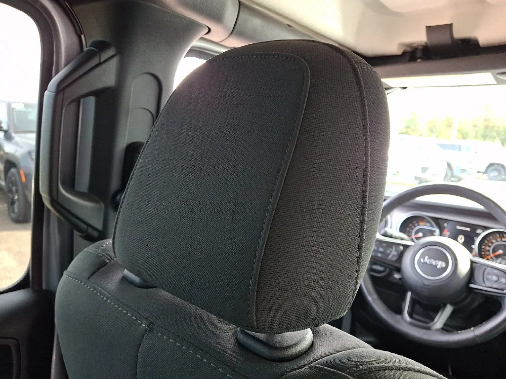 Used 2019 Silver Jeep Unlimited Sport S image 14