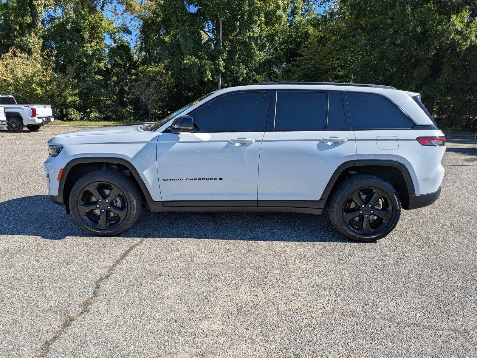 Used 2023 Bright White Clearcoat Jeep Altitude X image 7