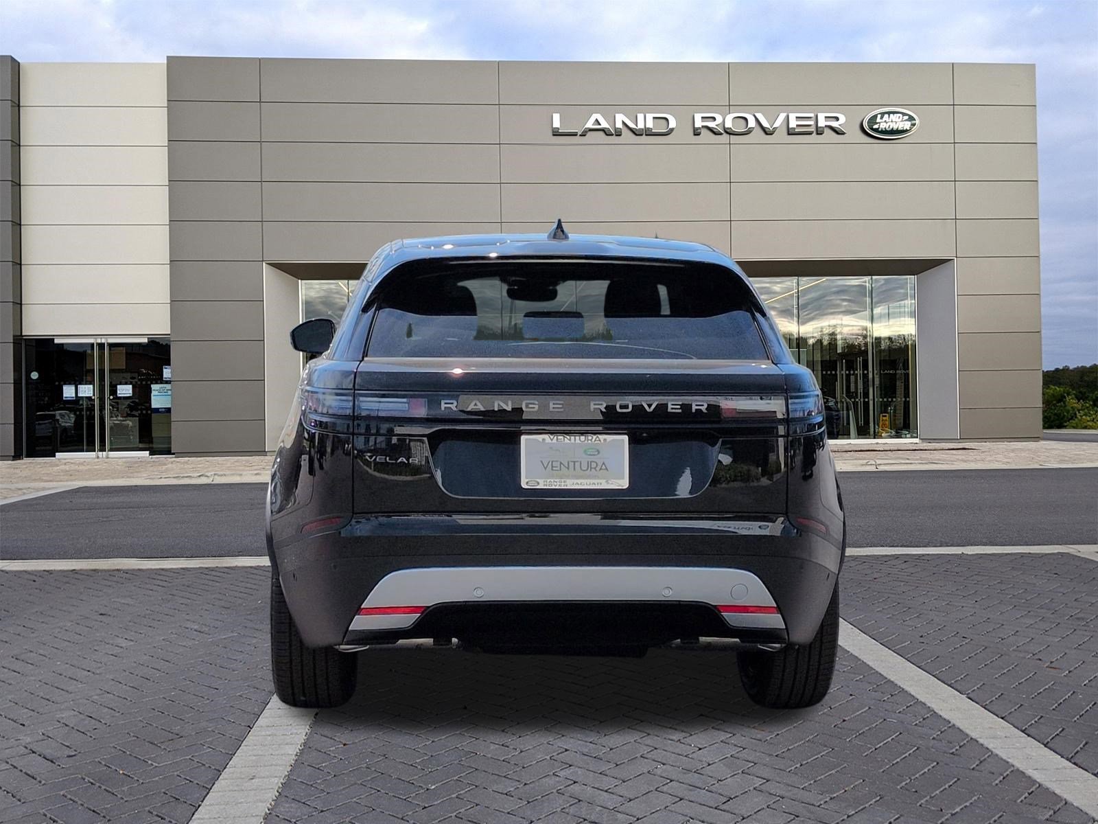 New 2026 Santorini Black Metallic Land Rover S image 6