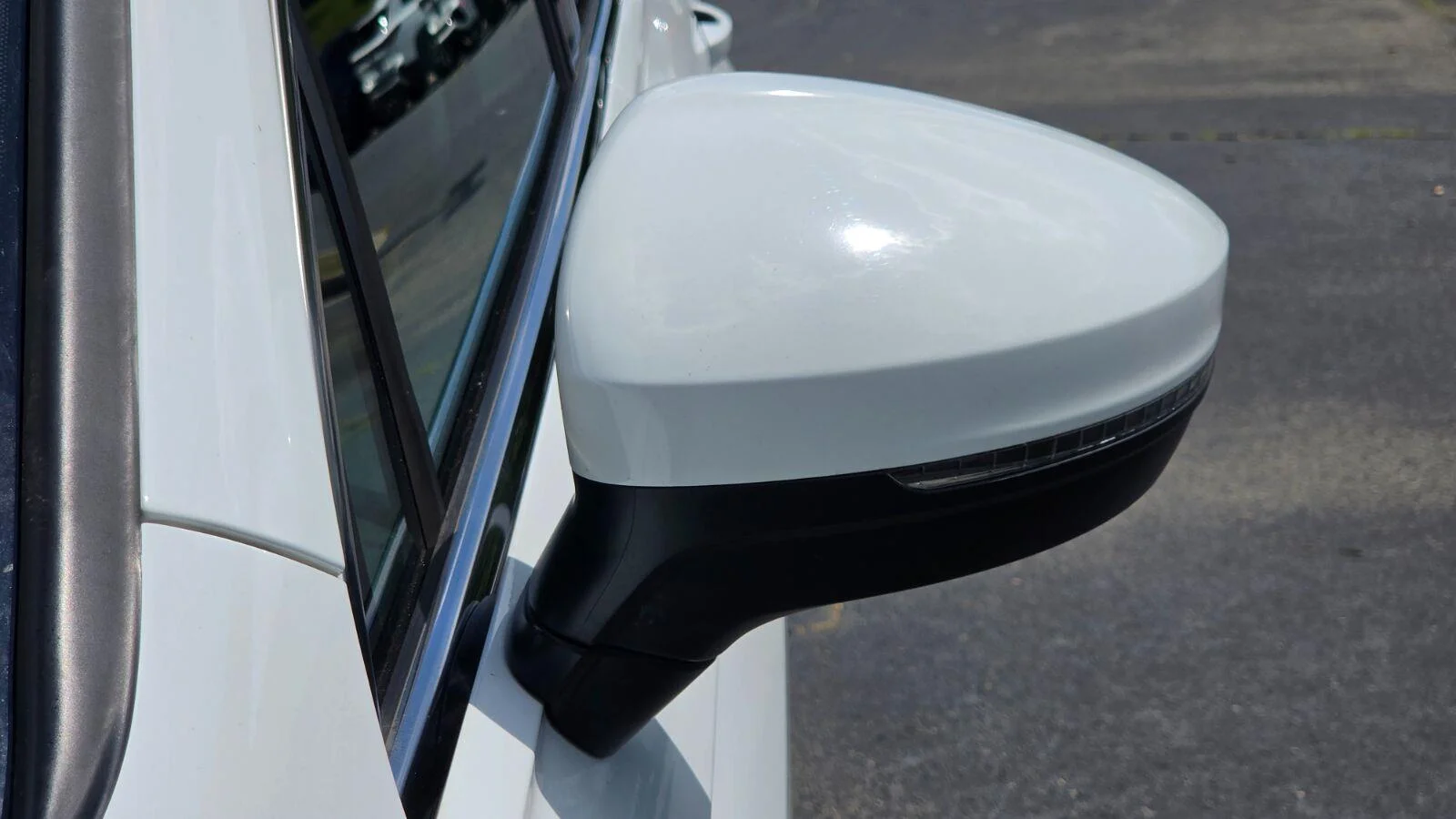 Certified Used 2022 Pure White Volkswagen SE image 12