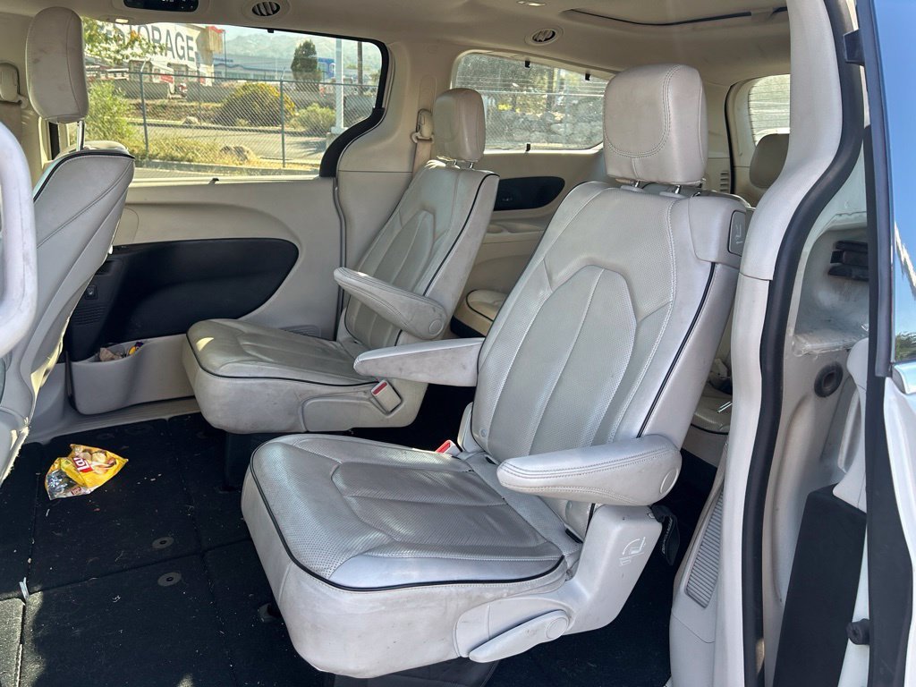 Used 2021 Luxury White Pearlcoat Chrysler Limited image 18