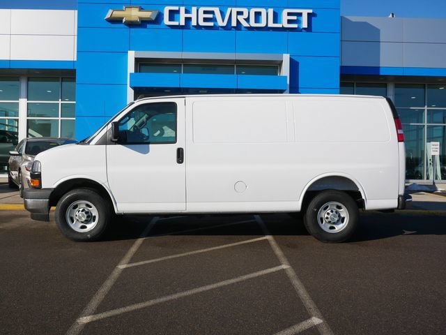 New 2025 Summit White Chevrolet WT image 3