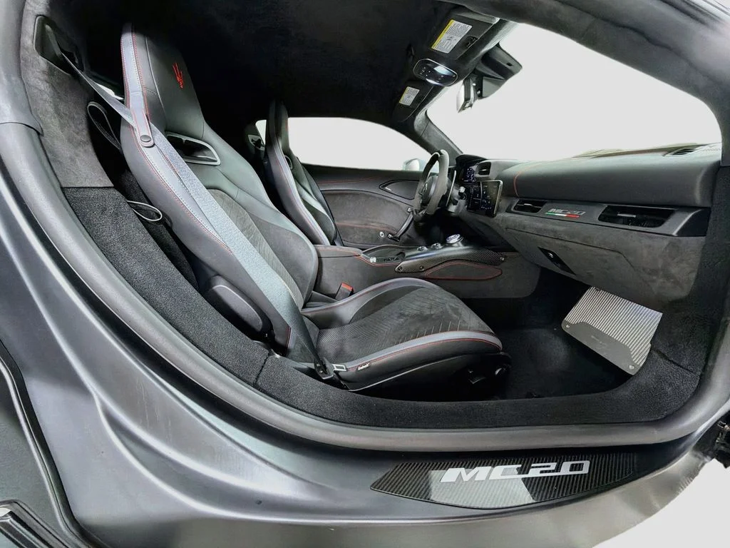 Used 2022 White Maserati Base image 27
