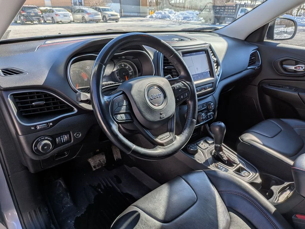 Used 2021 Silver Jeep Trailhawk image 12